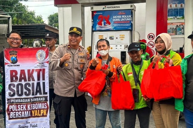 Polsek Kebomas Gandeng YALPK Group Gelar Baksos Ojol Gresik Sumringah Dapat Sembako dan BBM Gratis