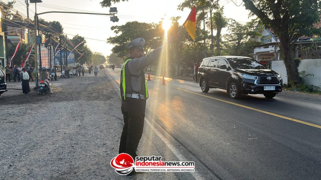 Anggota Satlantas Polres Probolinggo Laksanakan Pengaturan Lalu Lintas  di depan mts pajarakan