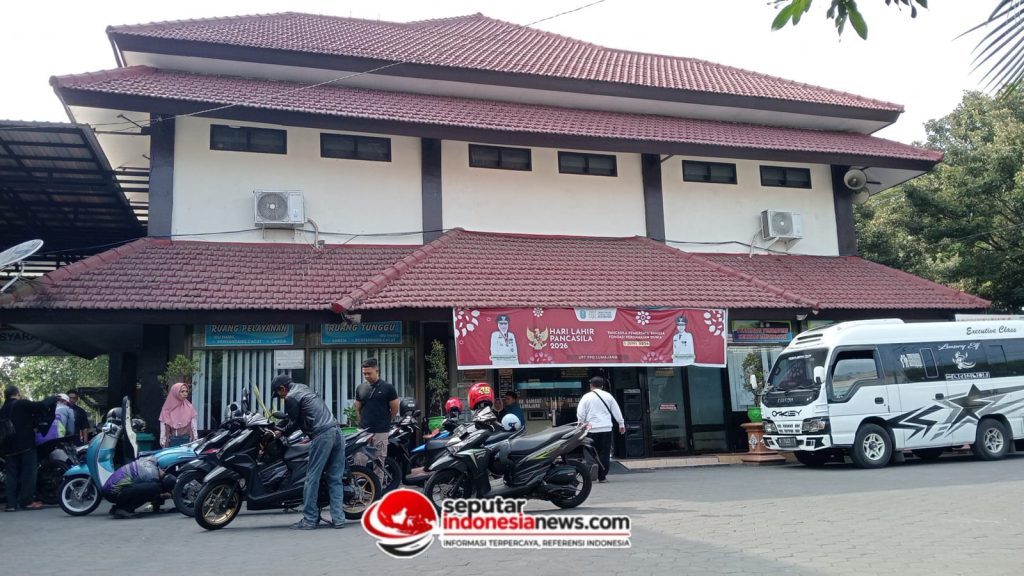 Dengan adanya Program pemutihan Pajak Kendaraan wajib Pajak di Samsat Lumajang  membludak
