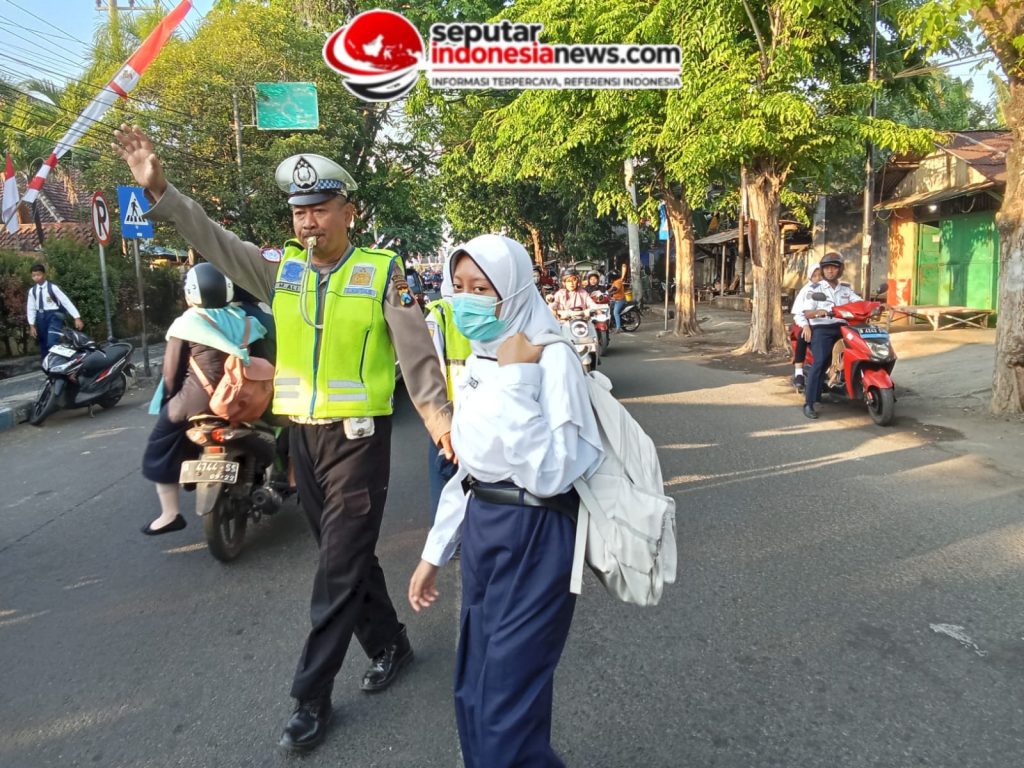 Personel Satlantas Polres Probolinggo kota  Laksanakan Pengaturan Lalu Lintas di Depan MI NU dan Simpang Tiga Asabri