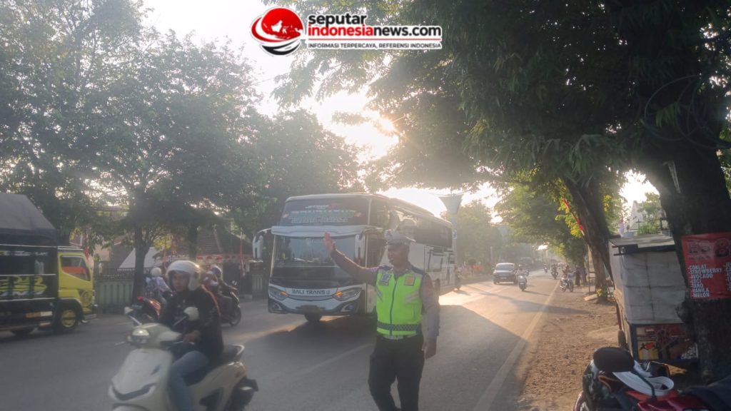 Giat Poros Pagi Oleh Satlantas Polres Probolinggo Demi Kenyamanan Lalu Lintas di Sejumlah Titik Rawan