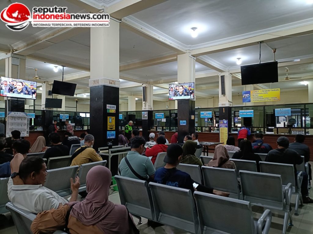 Program Pemutihan Pajak Kendaraan, Masyarakat di Samsat Surabaya Selatan Membludak, Anggota Ditlantas Polda Jatim Terus Optimalkan Layanan Prima