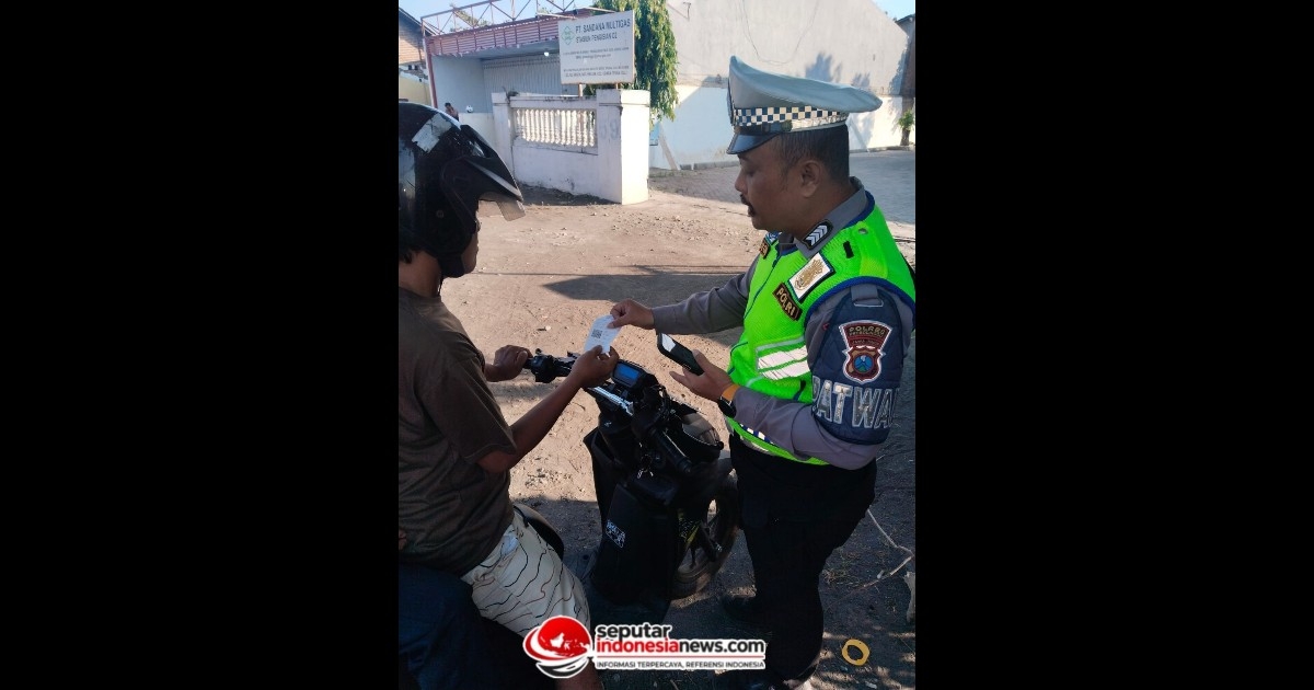 Satlantas Polres Probolinggo Tindak Pengendara Tak Pakai Helm, Sekaligus Perkuat Penindakan ETLE Handheld